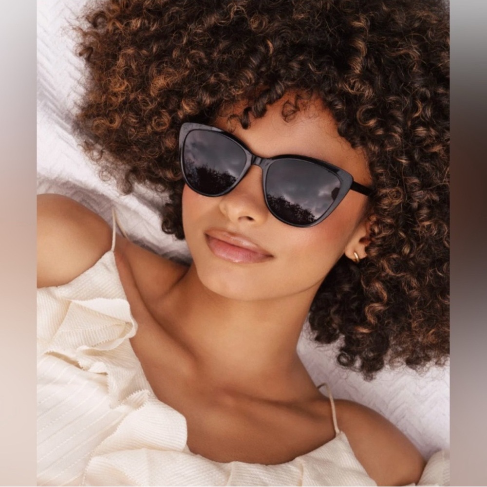 Rachel Zoe NWT with Case Nina Sunglasses
NWT
in Black